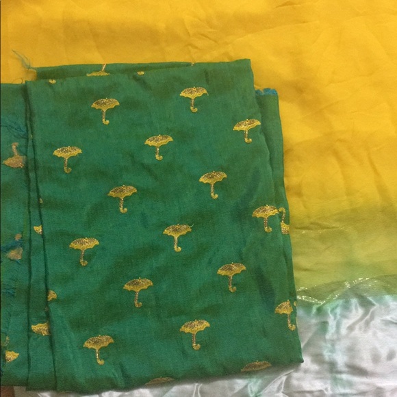Beautiful yellow & green Indian lightweight saree - Picture 2 of 3